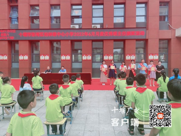 王校长为优秀班主任颁奖