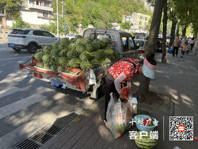 02.北京北路沿线存在流动摊贩、占道经营的不文明行为
