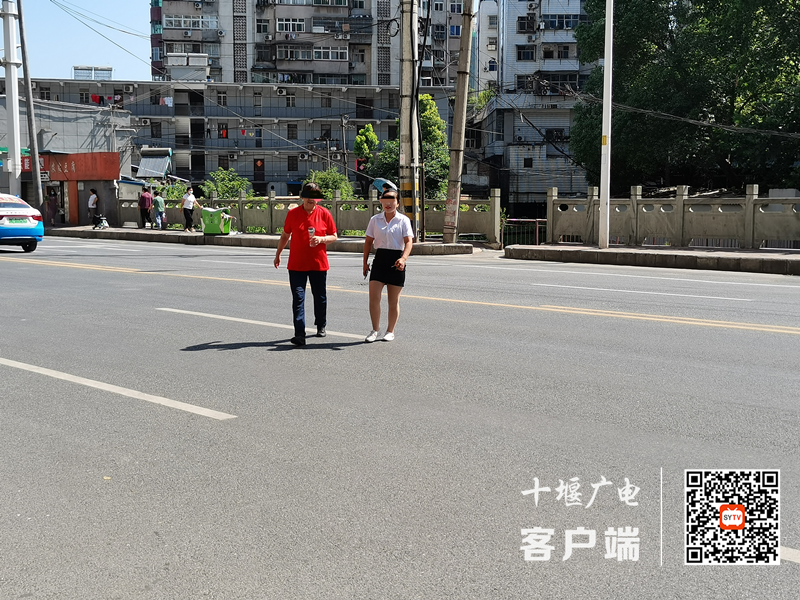 01.北京北路君临天下小区门口存在横穿马路的不文明行为