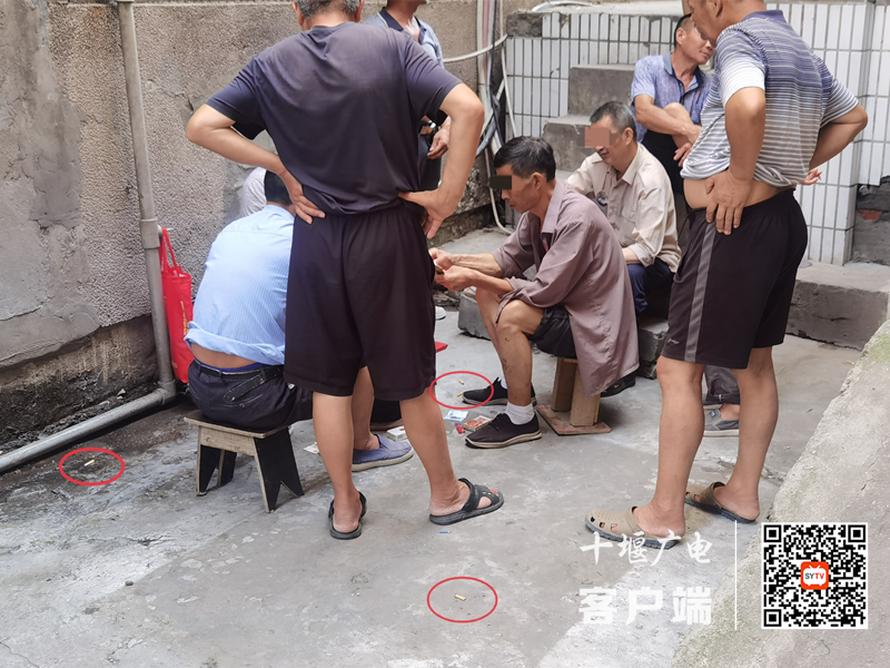 04夏家店农贸市场背后存在不戴口罩扎堆聚集、乱丢烟头的不文明行为