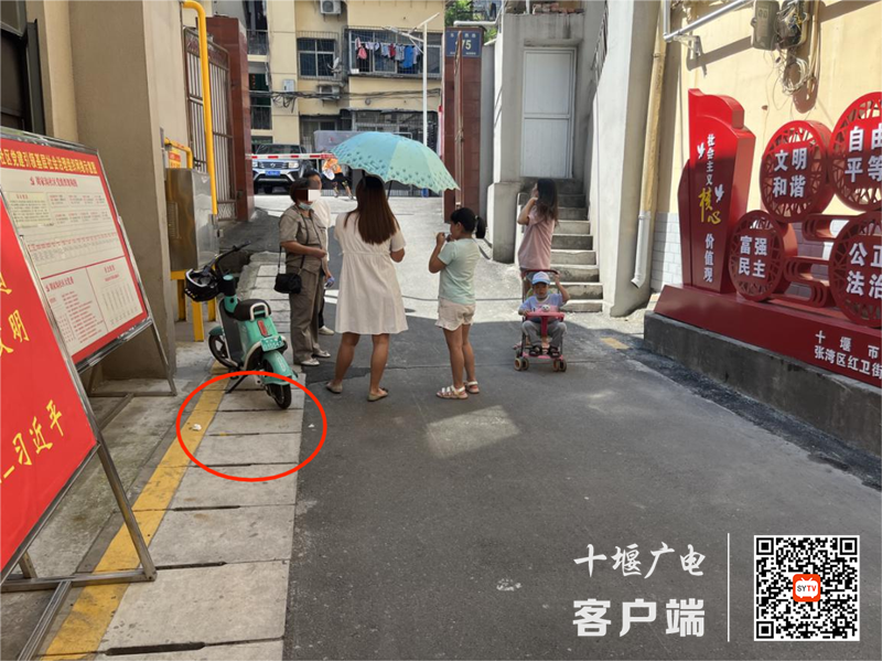 02.地税巷存在乱丢垃圾的不文明行为