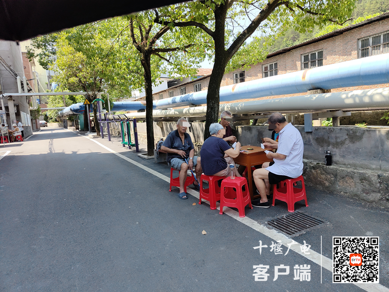 05.镜潭路2号门小区存在不戴口罩扎堆聚集的不文明行为