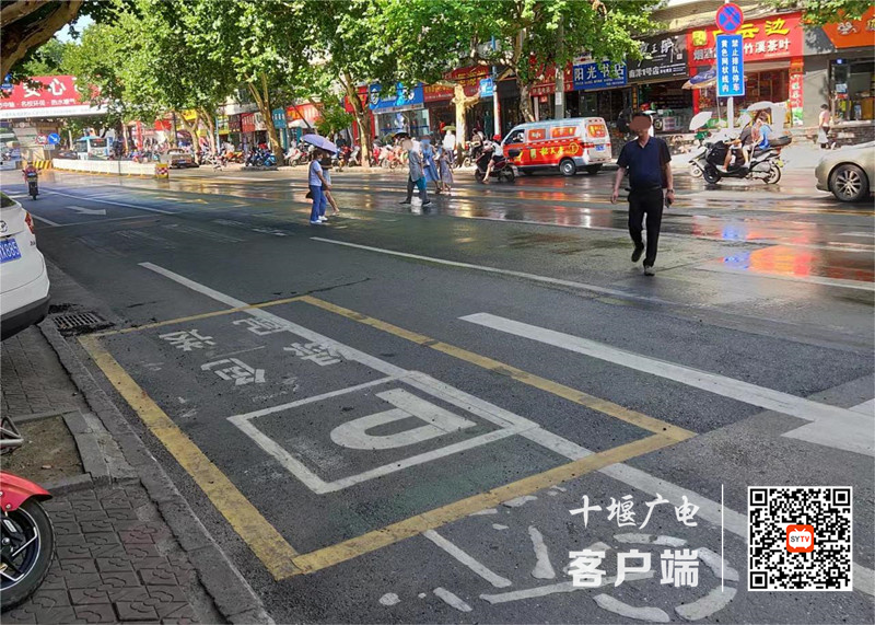 02.车城西路存在横穿马路的不文明行为
