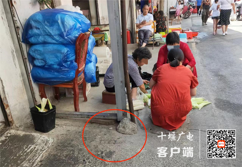 05.镜潭路存在乱扔垃圾的不文明行为