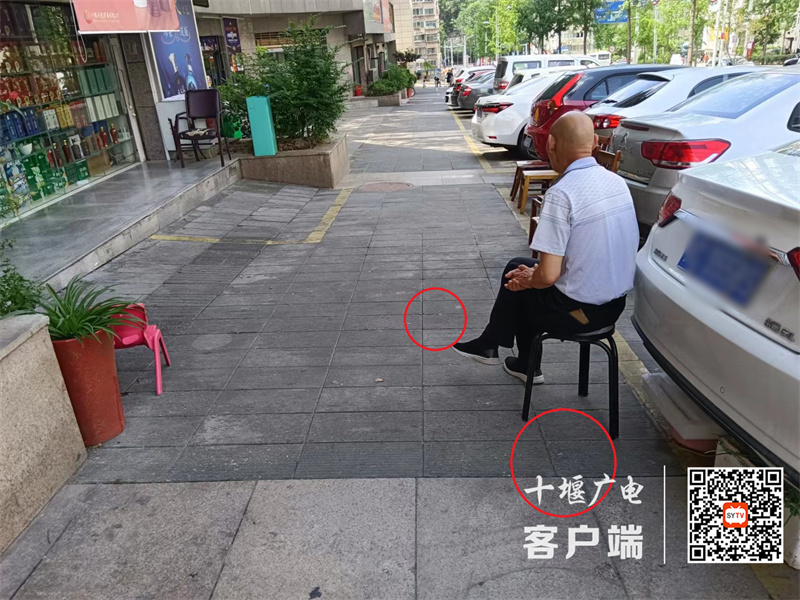 广东路存在随地吐痰的不文明行为