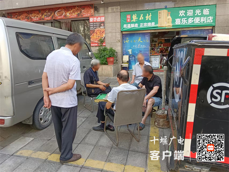凯旋大道阳光蓝山郡存在不戴口罩扎堆聚集的不文明行为