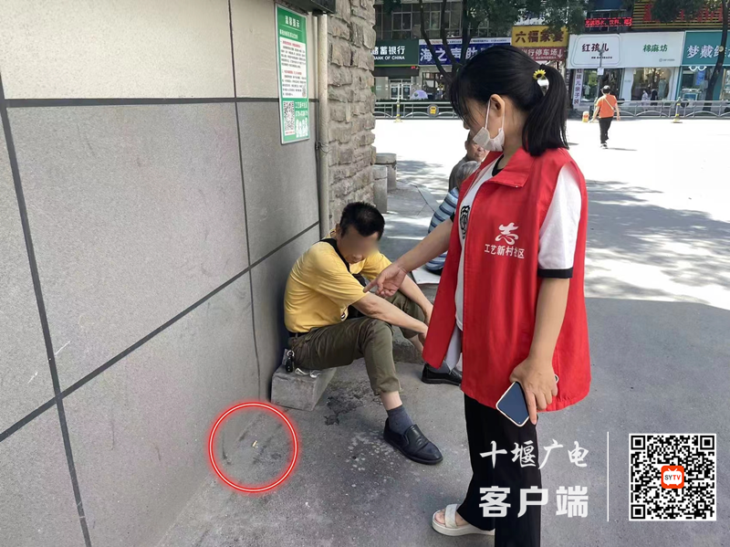 公园路存在乱丢烟头的不文明行为