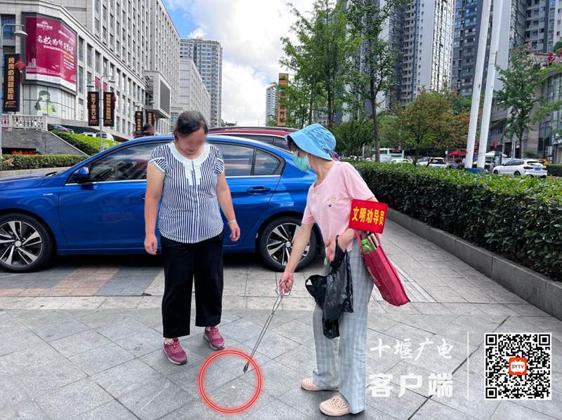 凯旋大道存在随地吐痰的不文明行为