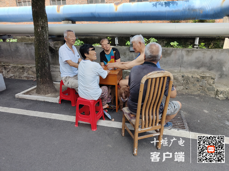 04.镜潭路2号门小区存在不戴口罩扎堆聚集的不文明行为