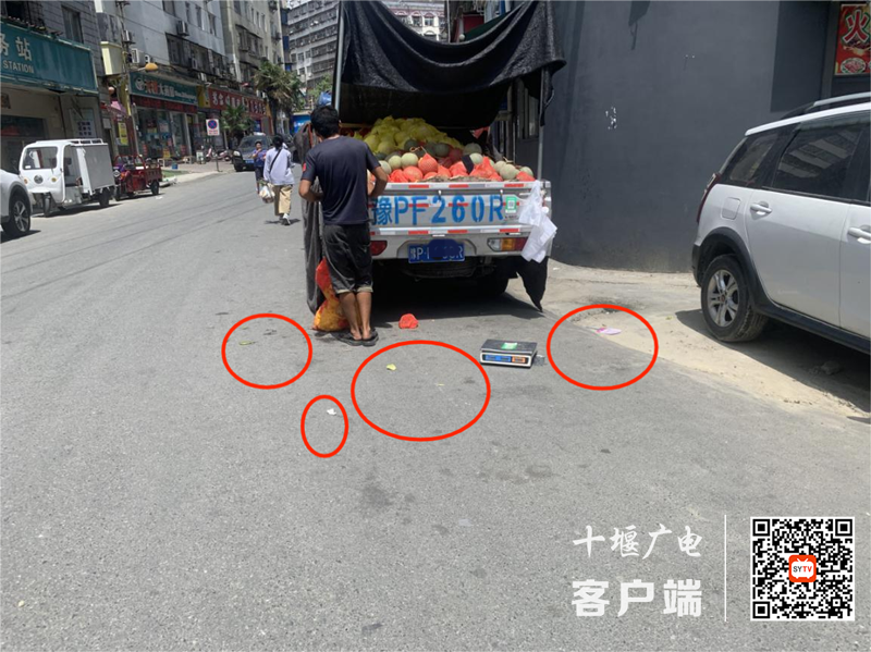 01.车城西路何家巷路口存在乱丢垃圾、流动摊贩的不文明行为