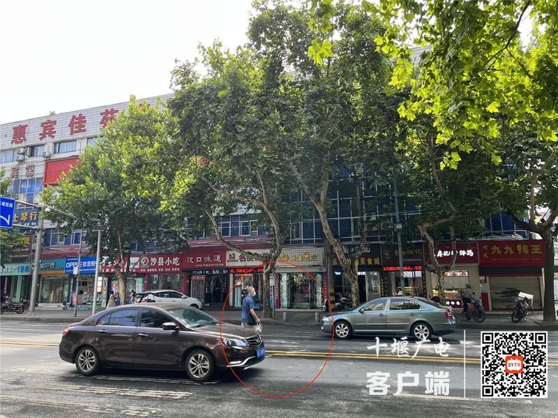 03.车城西路面对面美食城门店前存在横穿马路的不文明行为
