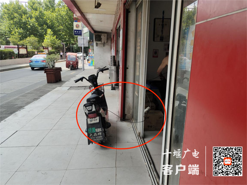 05王家巷干洗店门前存在飞线充电的不文明行为
