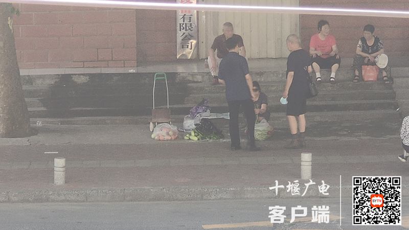 01.汉江中路38号人行道存在占道经营的不文明行为