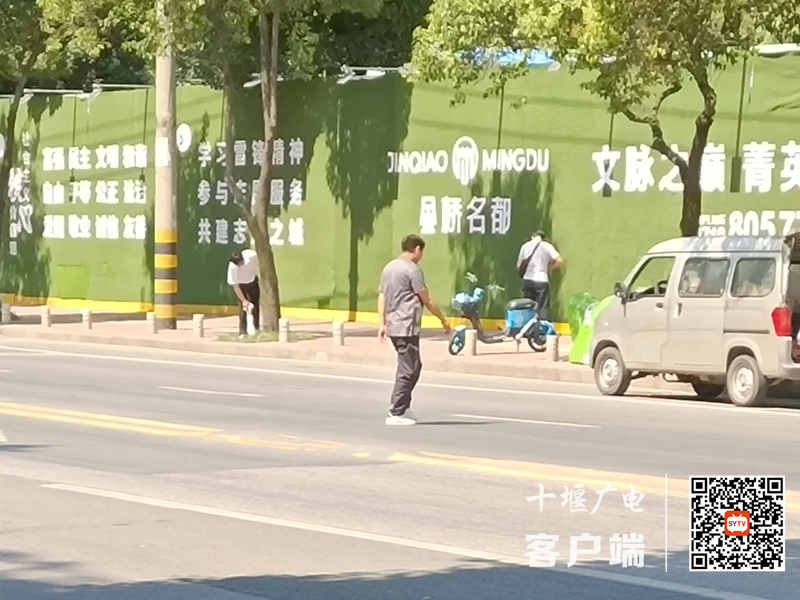 05.汉江中路金桥名都建筑工地存在横穿马路的不文明行为