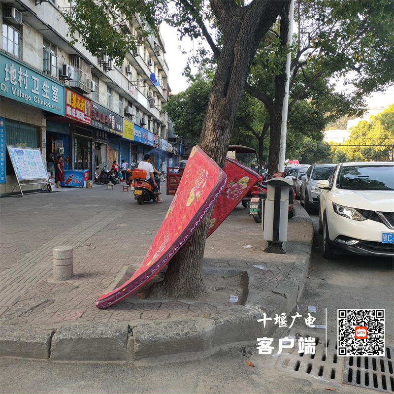 汉江北路11号存在乱推放、乱扔垃圾的不文明行为