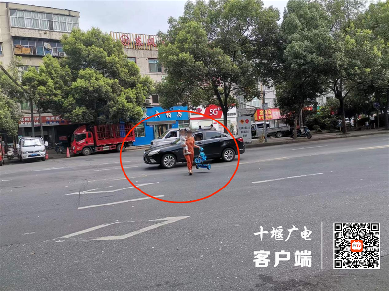 汉江北路存在居民横穿马路的不文明行为