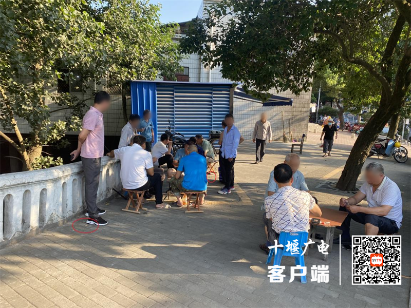 汉江北路东风集贸市场旁存在不戴口罩扎堆聚集、乱扔烟头的不文明行为