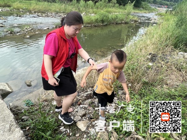 教师劝离河边戏水孩童