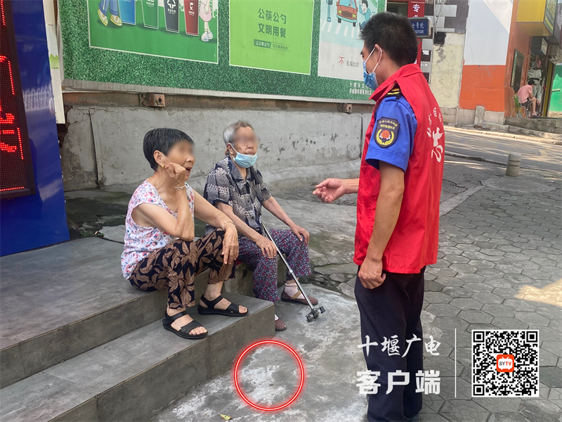 车城路存在随地吐痰的不文明行为