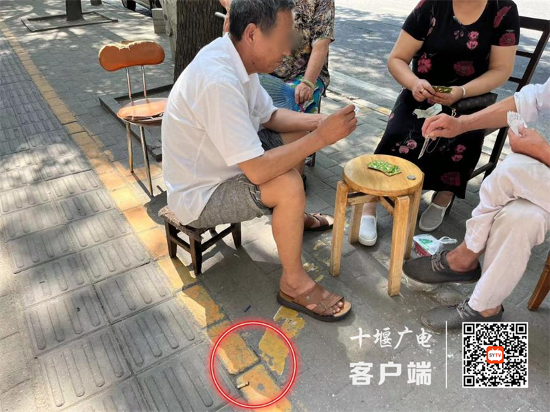 湖南路存在乱丢烟头的不文明行为