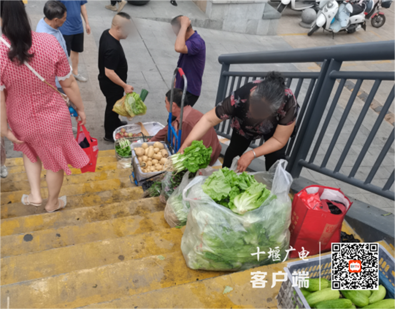 阳光栖谷天桥上存在流动摊贩、占道经营的不文明行为