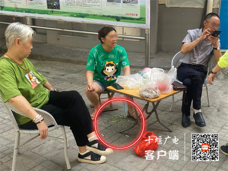 中岳路存在乱扔垃圾的不文明行为
