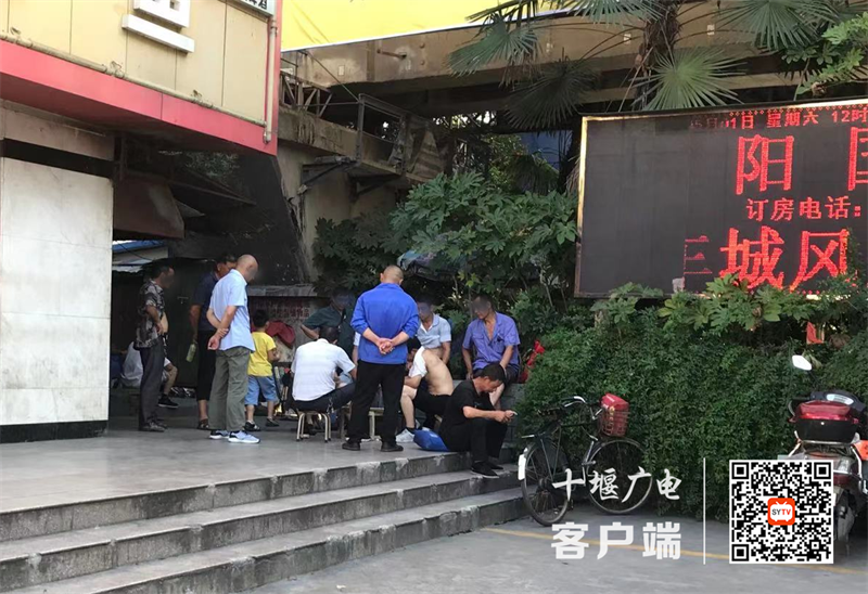 车城西路万州烤鱼门店前存在不戴口罩扎堆聚集的不文明行为