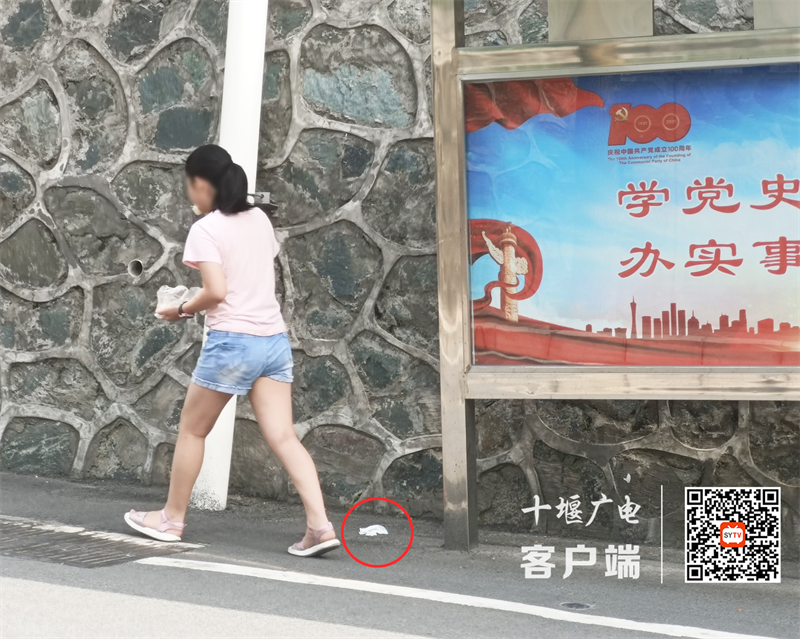 银河小区存在乱扔垃圾的不文明行为
