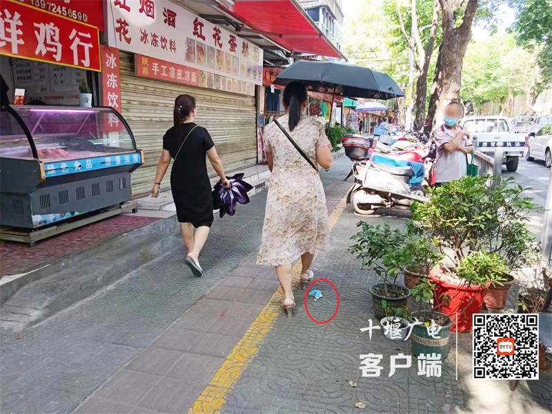 广东路存在乱扔垃圾不文明行为