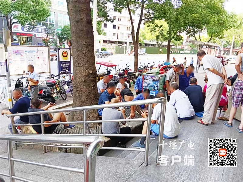汉江南路中国邮政储蓄银行门口存在不戴口罩扎堆聚集不文明行为