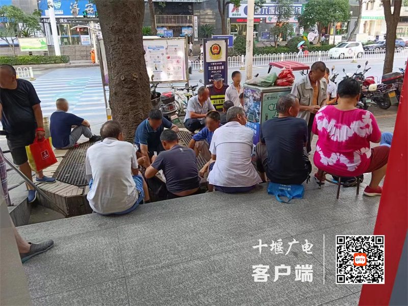汉江南路中国银行门口存在不戴口罩扎堆聚集的不文明行为