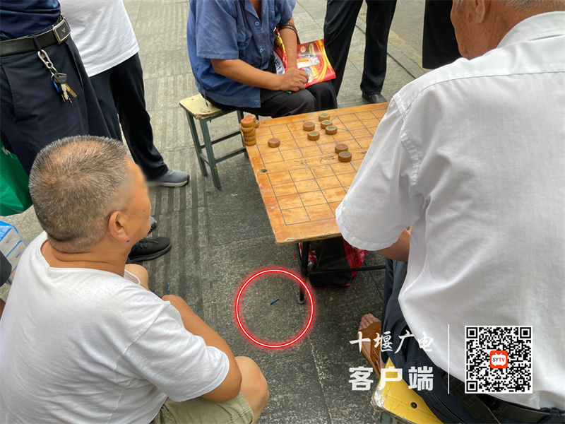 公园路存在乱丢烟头的不文明行为。