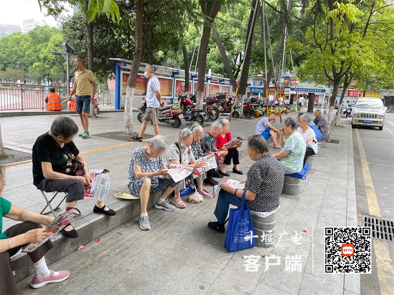 公园路存在不戴口罩扎堆聚集的不文明行为。