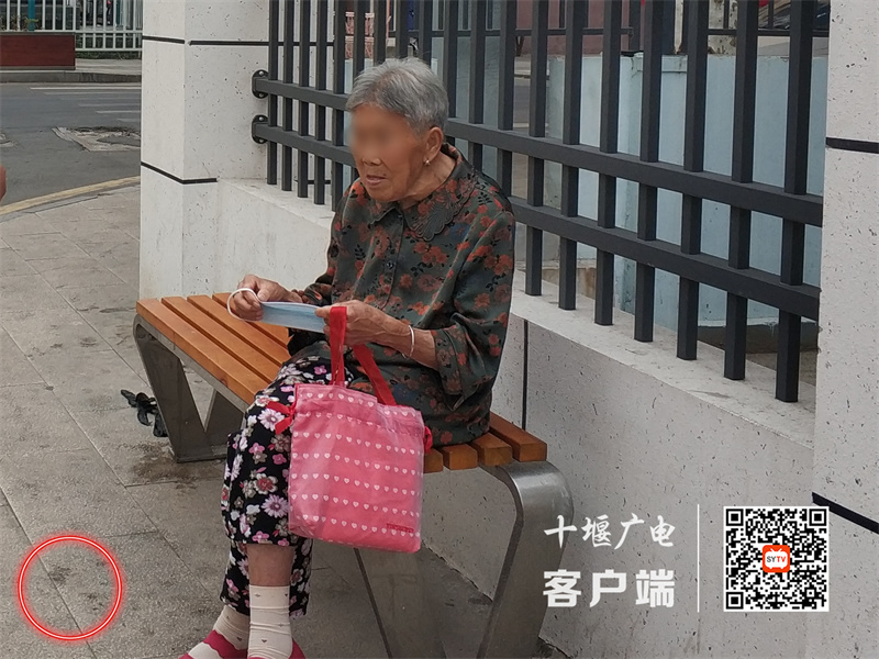 云南路存在随地吐痰的不文明行为。