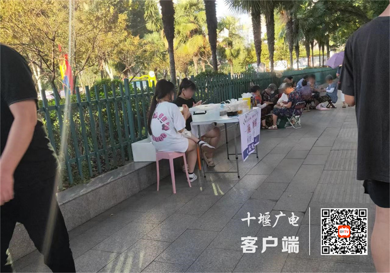 人民广场存在不戴口罩扎堆聚集的不文明行为