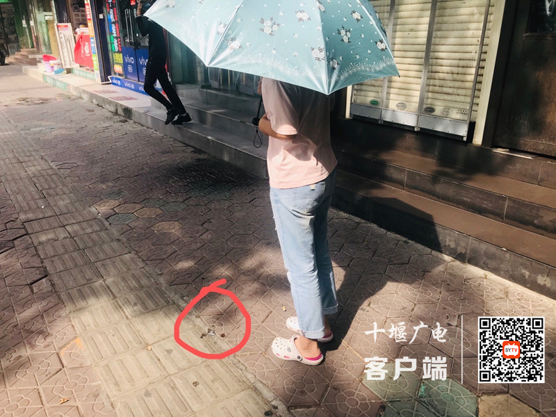 02车城西路存在随地吐痰的不文明行为