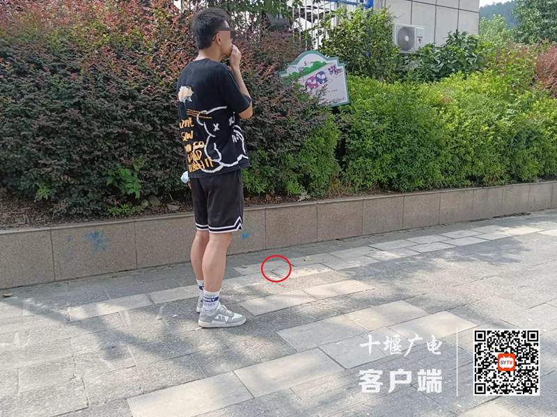 01凯旋大道高速公路客运站公交站旁存在随地吐痰不文明行为
