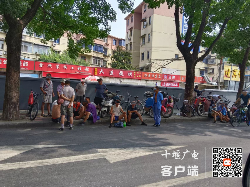 04广东路22厂桥头存在不戴口罩扎堆聚集不文明行为