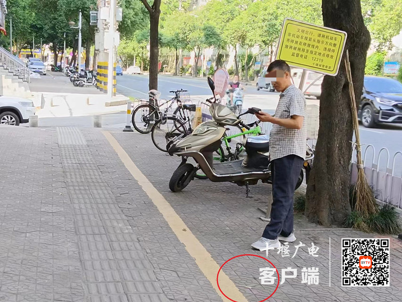 03汉江南路重型车厂对面存在乱丢烟头不文明行为