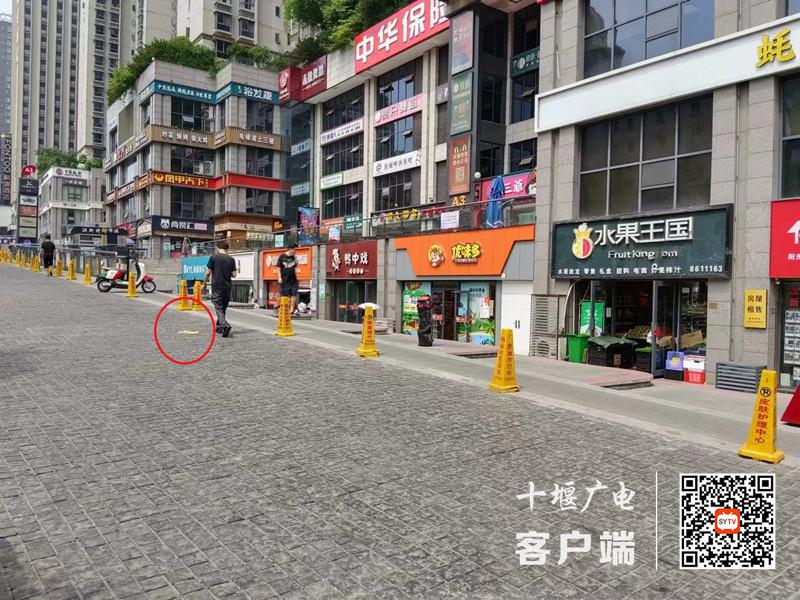 02北京北路阳光栖谷天街人行道存在乱扔垃圾不文明行为