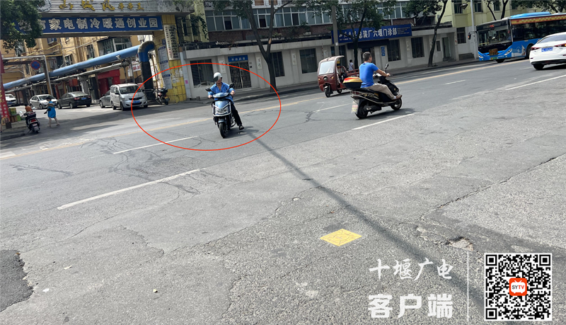 04汉江南路存在横穿马路的不文明行为