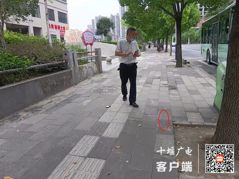 03凯旋大道存在随地吐痰不文明行为_副本