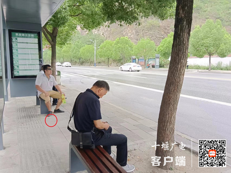 01凯旋大道存在乱丢烟头不文明行为_副本