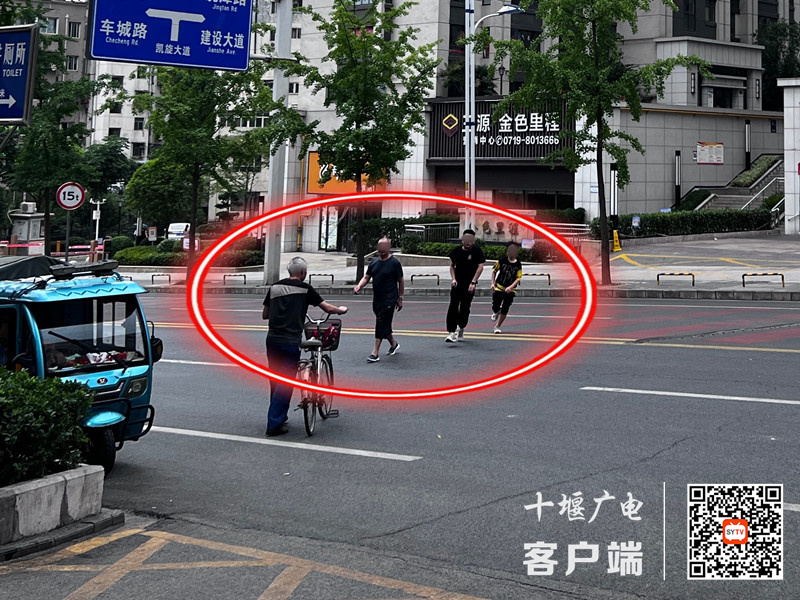 04凯旋大道存在行人横穿马路的不文明行为。_副本