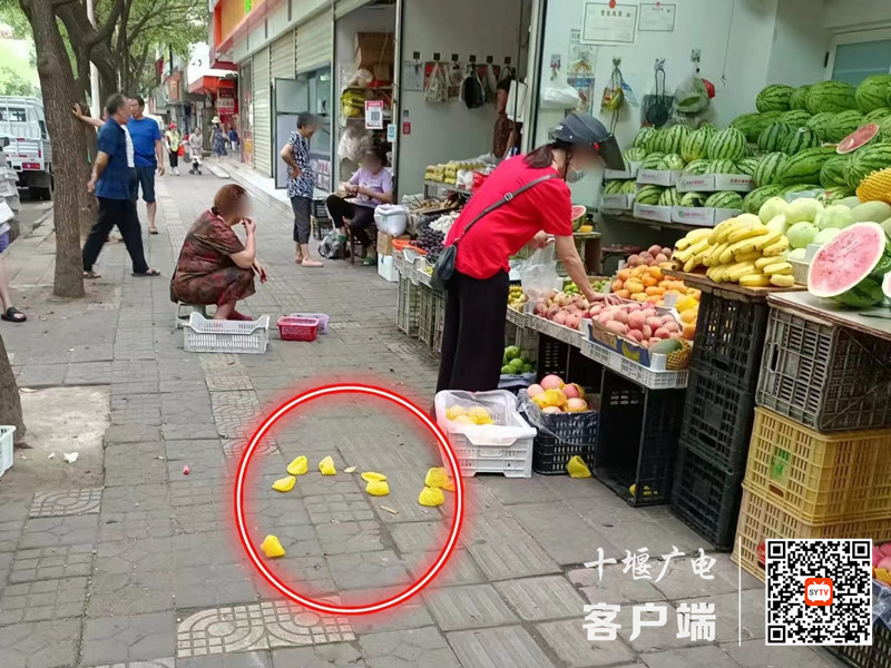 01镜潭路存在乱丢垃圾的不文明行为。_副本