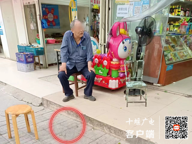 02车城路存在乱扔烟头、随地吐痰的不文明行为。_副本
