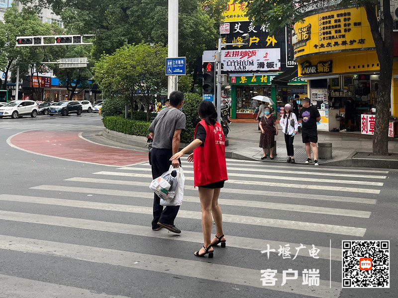 05大岭路存在行人横穿马路的不文明行为。_副本