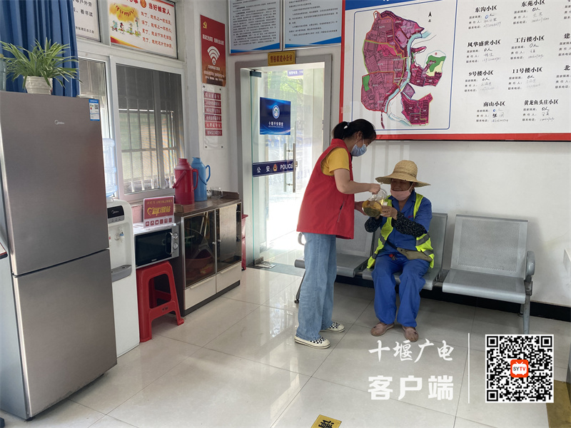 01东风社区新时代文明实践站志愿服务“爱心驿站”工作人员给环卫阿姨盛水jpg