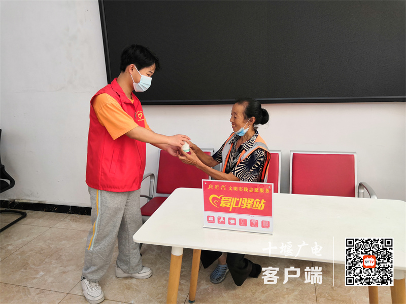 06六堰社区新时代文明实践站志愿服务“爱心驿站”工作人员给环卫阿姨盛水jpg