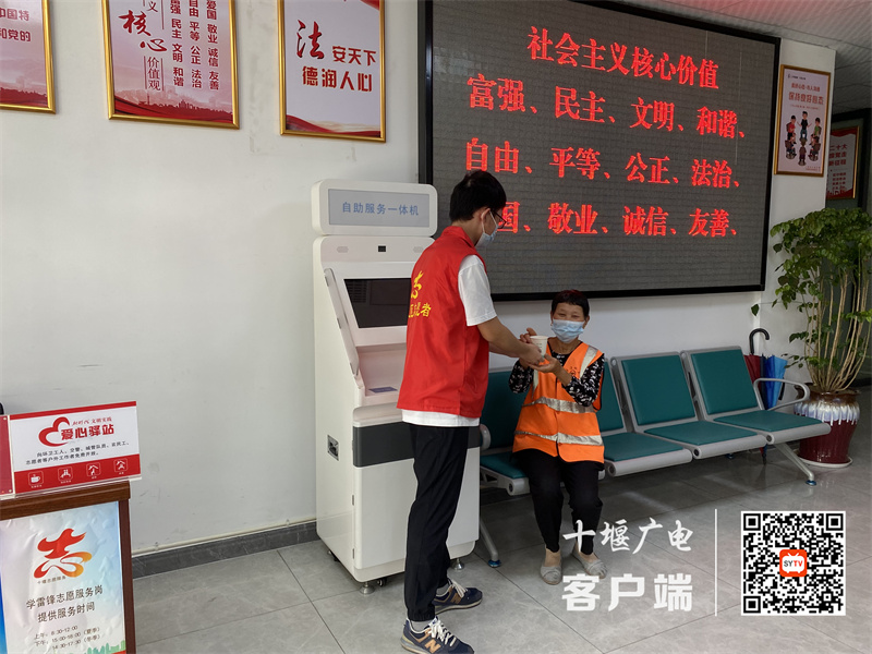 08艳湖社区新时代文明实践站志愿服务“爱心驿站”工作人员给环卫阿姨盛水jpg